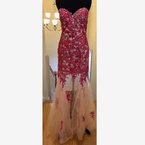 SWEETHEART NECKLINE LACE APPLIQUÉ PROM DRESS